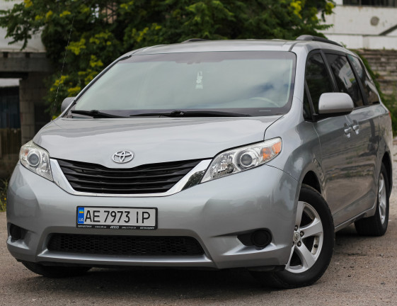 Toyota Sienna 2010 1